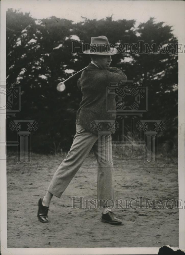 1929 Press Photo Rt Hon Viscount Leverhulme golfing near Cannes France - Historic Images