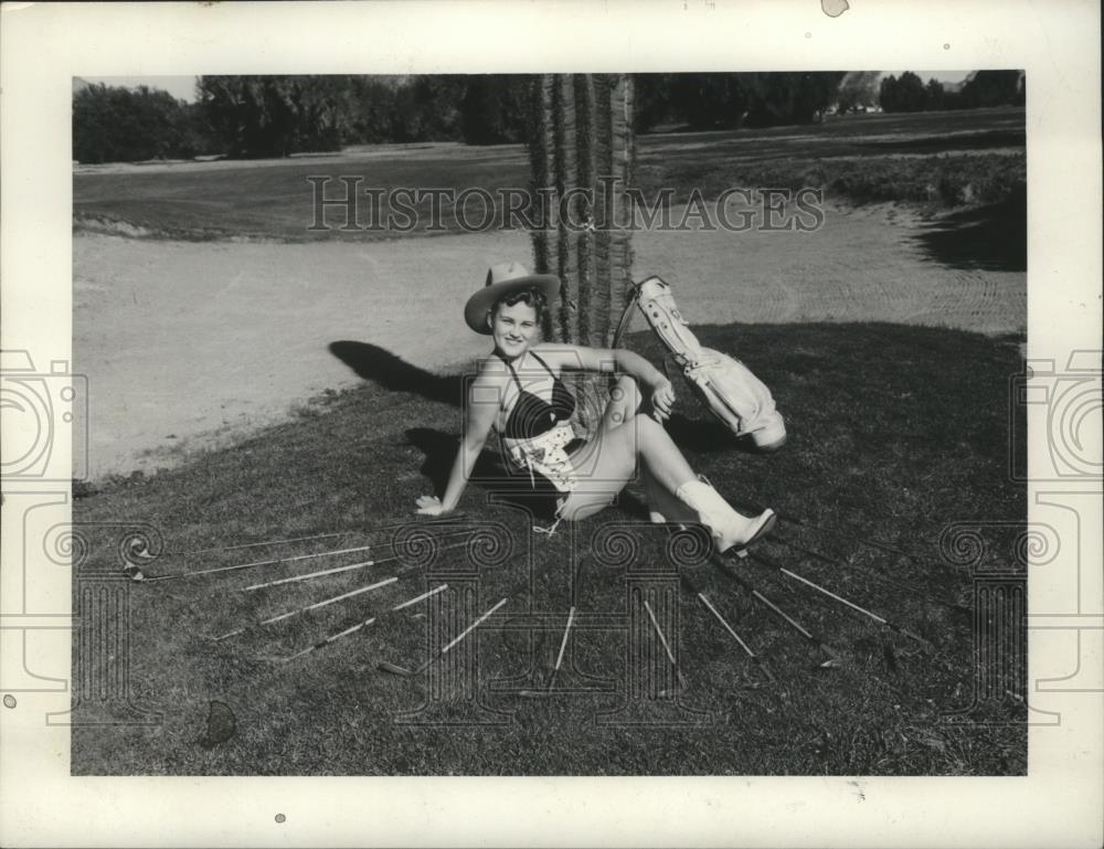 1941 Press Photo A woman caddy for British golfers at a course - net32809 - Historic Images