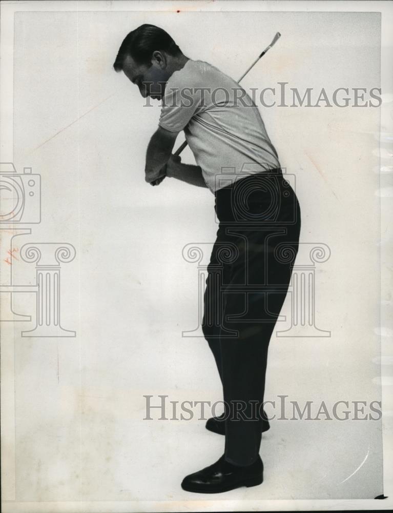 1965 Press Photo Golfer Dave Marr demonstrates swing techniques - net33293 - Historic Images