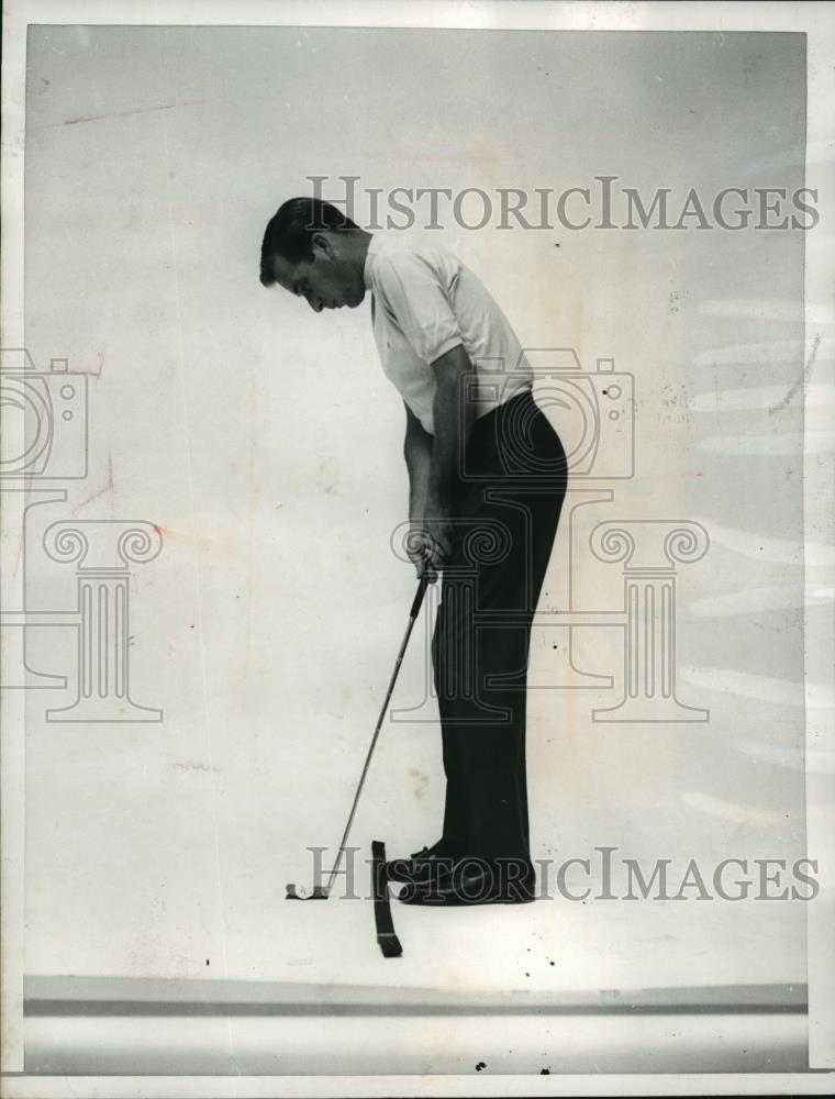 1965 Press Photo Golfer Dave Marr demonstrates putting techniques - net33296 - Historic Images