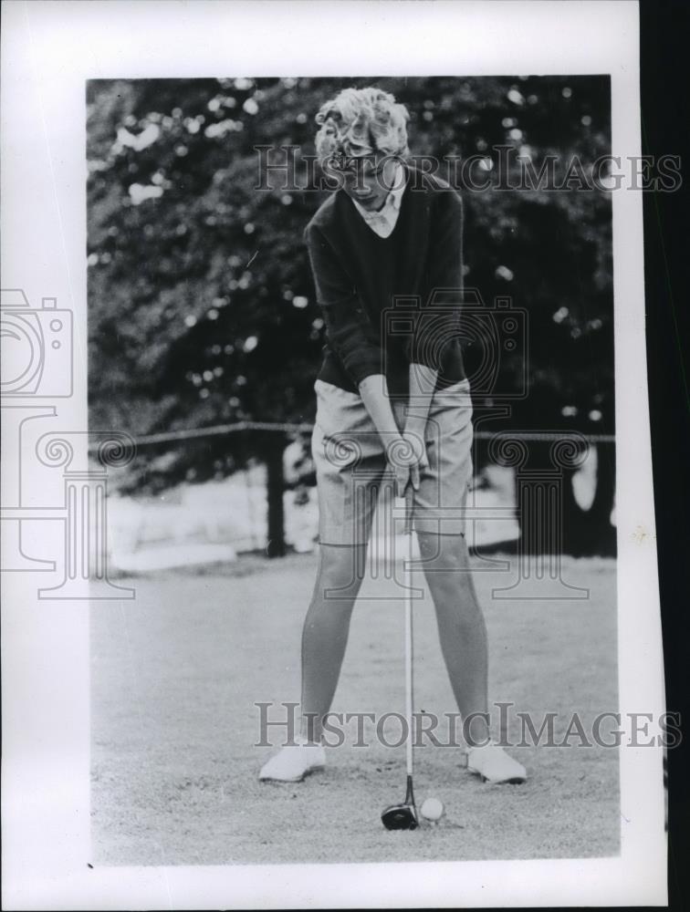 1962 Press Photo Golfer Sandra Haynie demonstrates swing technique - net33302 - Historic Images