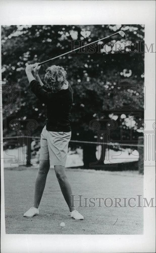 1962 Press Photo Golfer Sandra Haynie demonstrates swing technique - net33303 - Historic Images