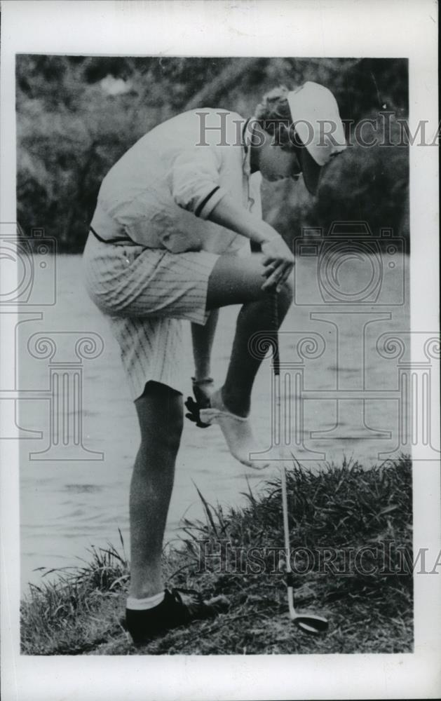 1962 Press Photo Golfer Sandra Haynie takes off socks for water shot - Historic Images