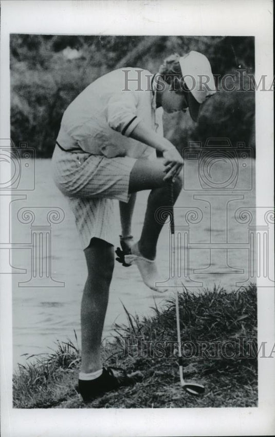 1962 Press Photo Golfer Sandra Haynie takes off socks for water shot - Historic Images