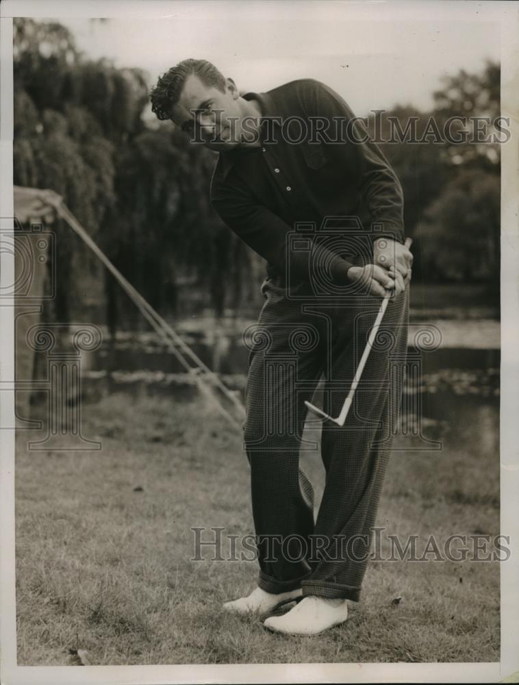 1936 Press Photo Bill Holt Shooting A Chip Shot On To The 16th Green - net33370 - Historic Images