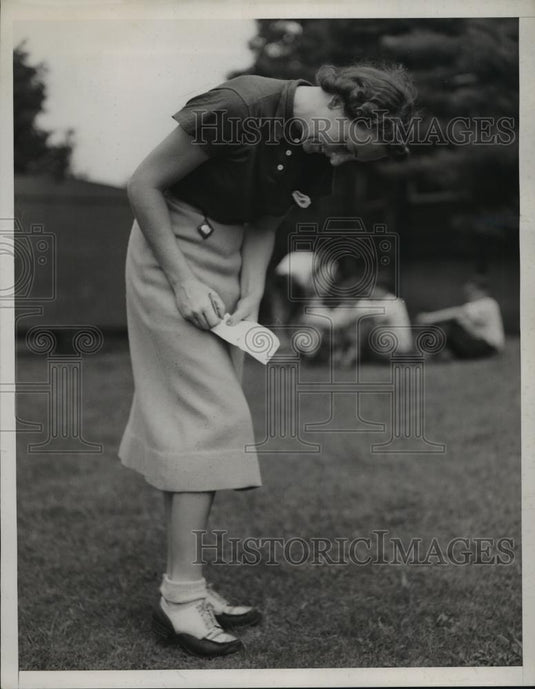 1937 Press Photo Mrs Thomas R Rudel of Oakland tallys golf score - net33442 - Historic Images