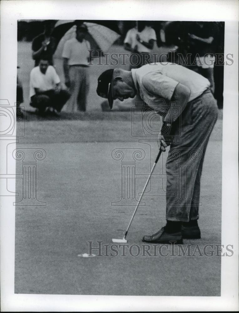 1963 Press Photo Golfer Dave Hagan putting in a tournament - net33447 - Historic Images