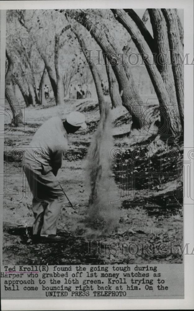 1953 Press Photo Ted Kroll makes approach to green at golf tournament - Historic Images