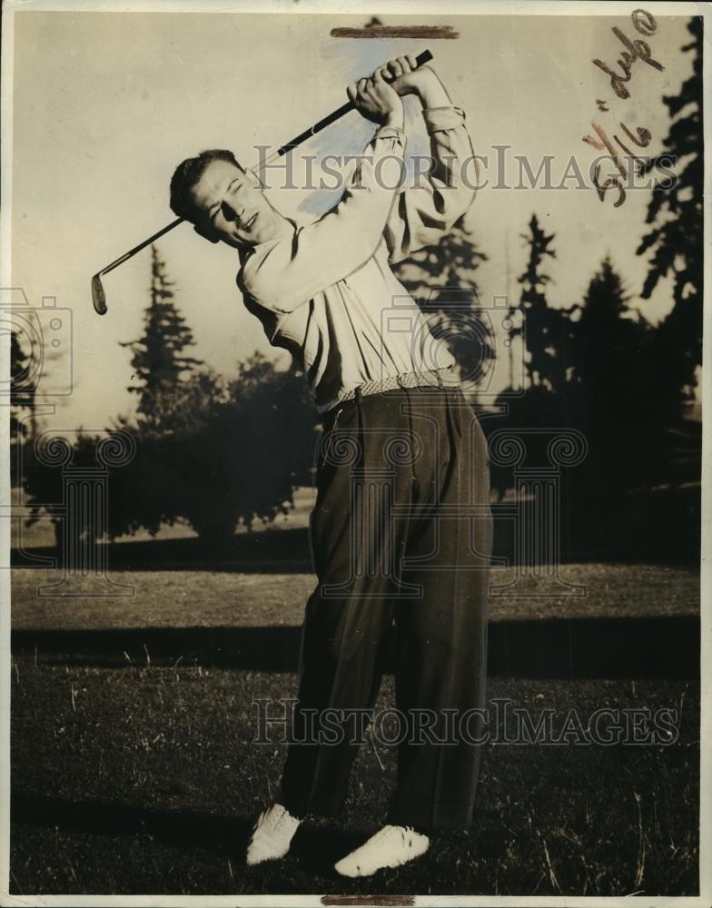 1937 Press Photo Bud Ward teeing off on the course - net33527 - Historic Images