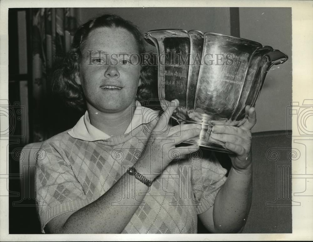 1943 Press Photo Patty Berg with women&#39;s Western Open trophy in Chicago - Historic Images