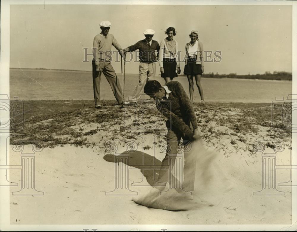 1935 Press Photo Leonard Dodson in sand at Miami Biltmore golf in Florida - Historic Images