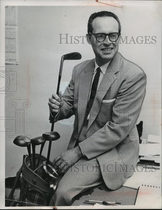 1965 Press Photo Herby H Kirby with a set of golf clubs - net34336 - Historic Images