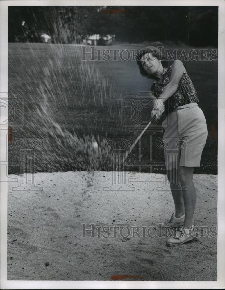 1932 Press Photo Mrs Rose Krueger in sand at a Columbus Ohio golf course - Historic Images