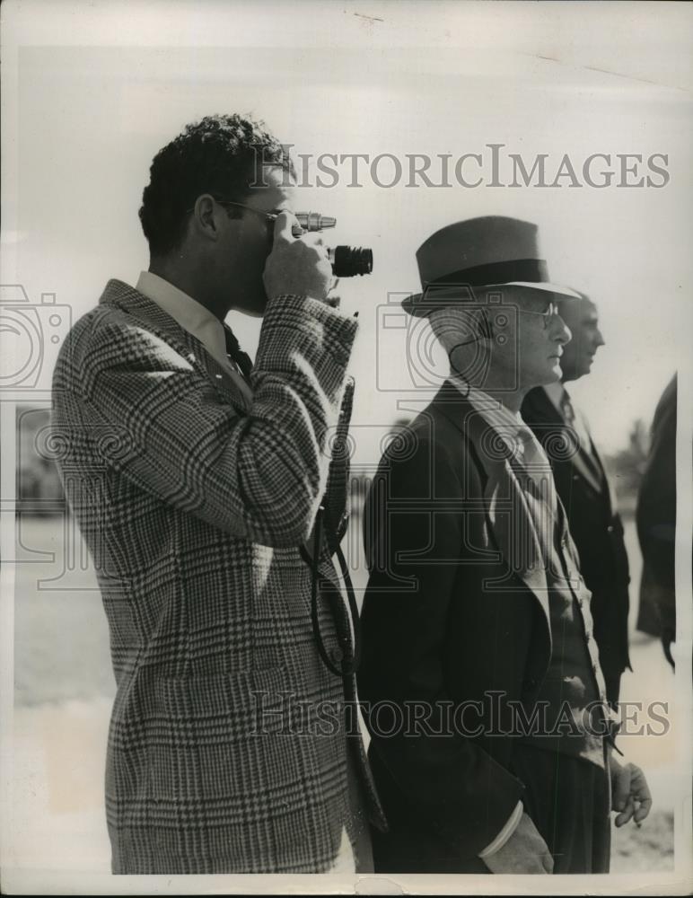 1940 Press Photo Robert Sweeney watches Countess Haugwitz-Reventlow golf in Fla - Historic Images