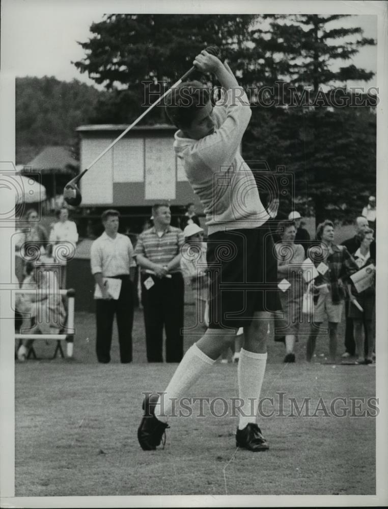 1960 Press Photo Barbara McIntire driving off tee during tournament - net34417 - Historic Images