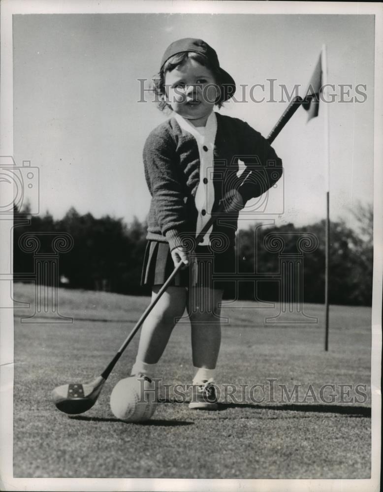 1952 Press Photo Sheila Titus age 2 at golf at Melrose Massachusetts - net34554 - Historic Images