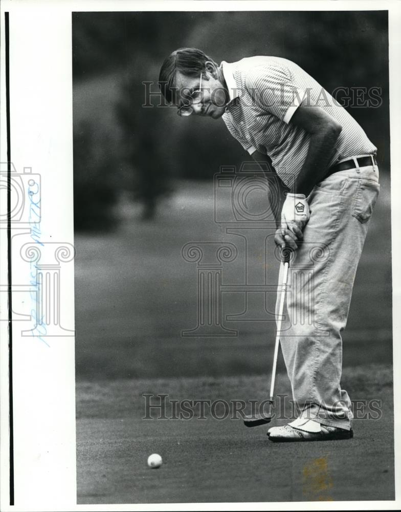 1985 Press Photo Garth Nelson of Troutdale putts on sixth hole of The Cesars - Historic Images