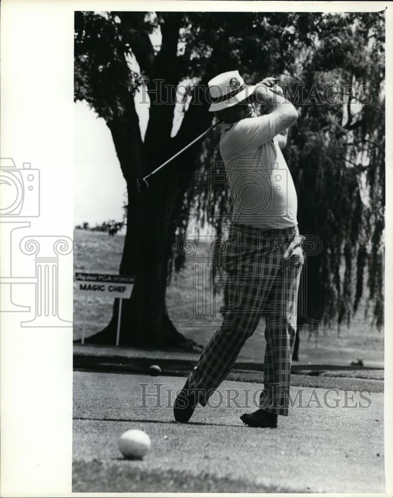 Press Photo Jim Sweeney gave out a forceful swing to hit the golf ball - Historic Images