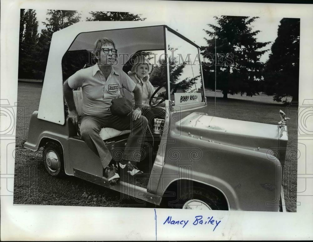 1977 Press Photo Bobby Riggs and Nancy Bailey at Pay Less Classic pro-am - Historic Images