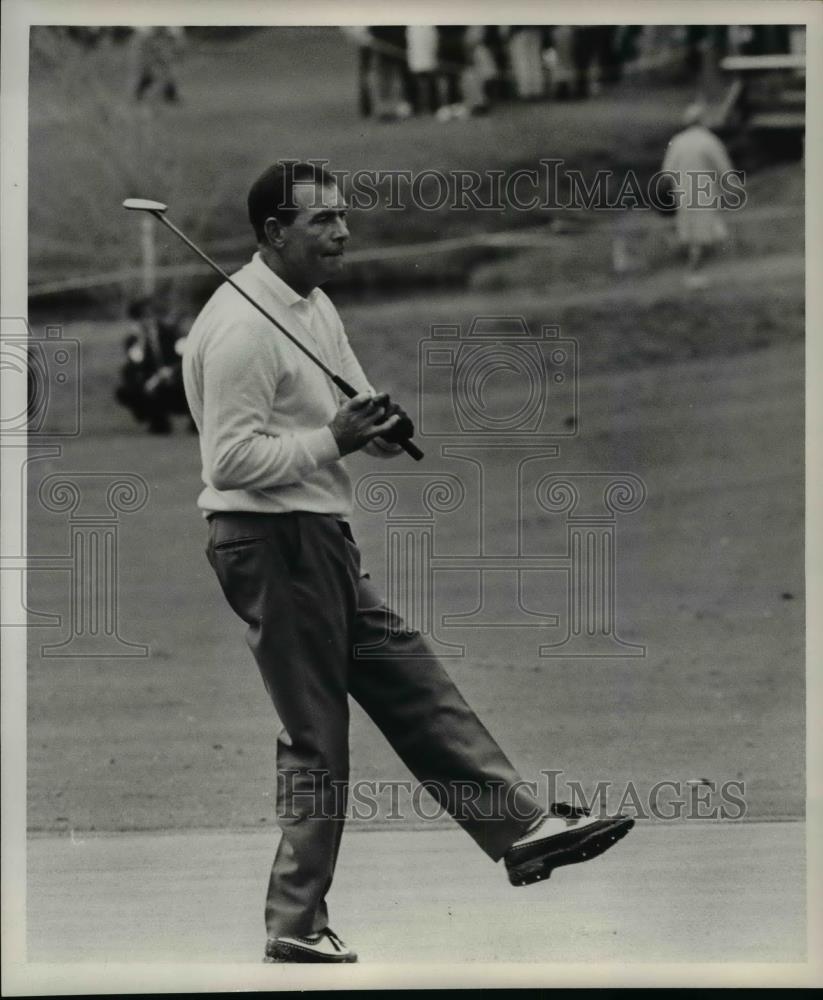 1969 Press Photo Chisty O'Connor putting on 8 - orc07878 - Historic Images