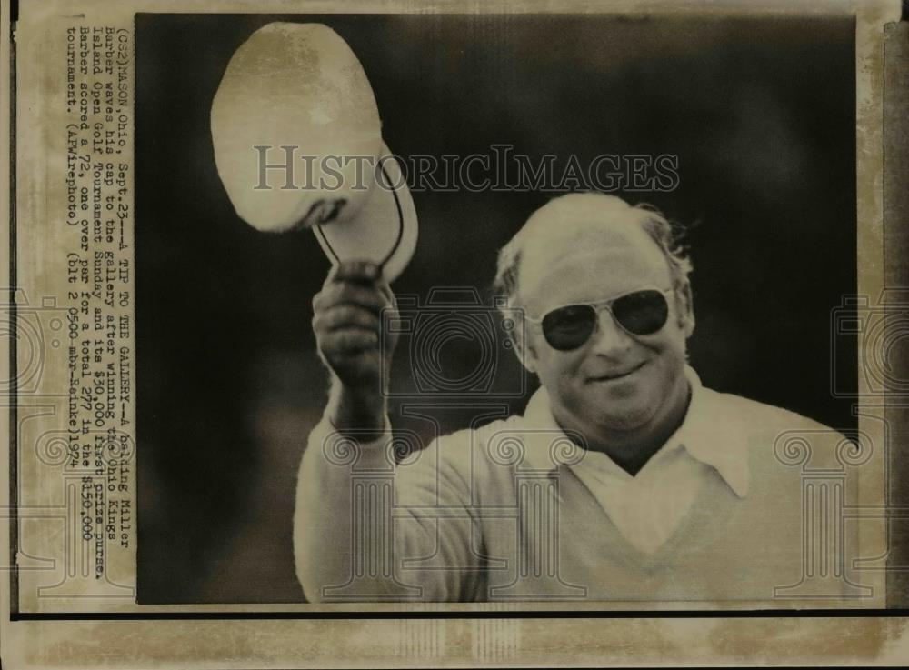 1974 Press Photo A balding Miller Barber wave his cap to the gallery - Historic Images