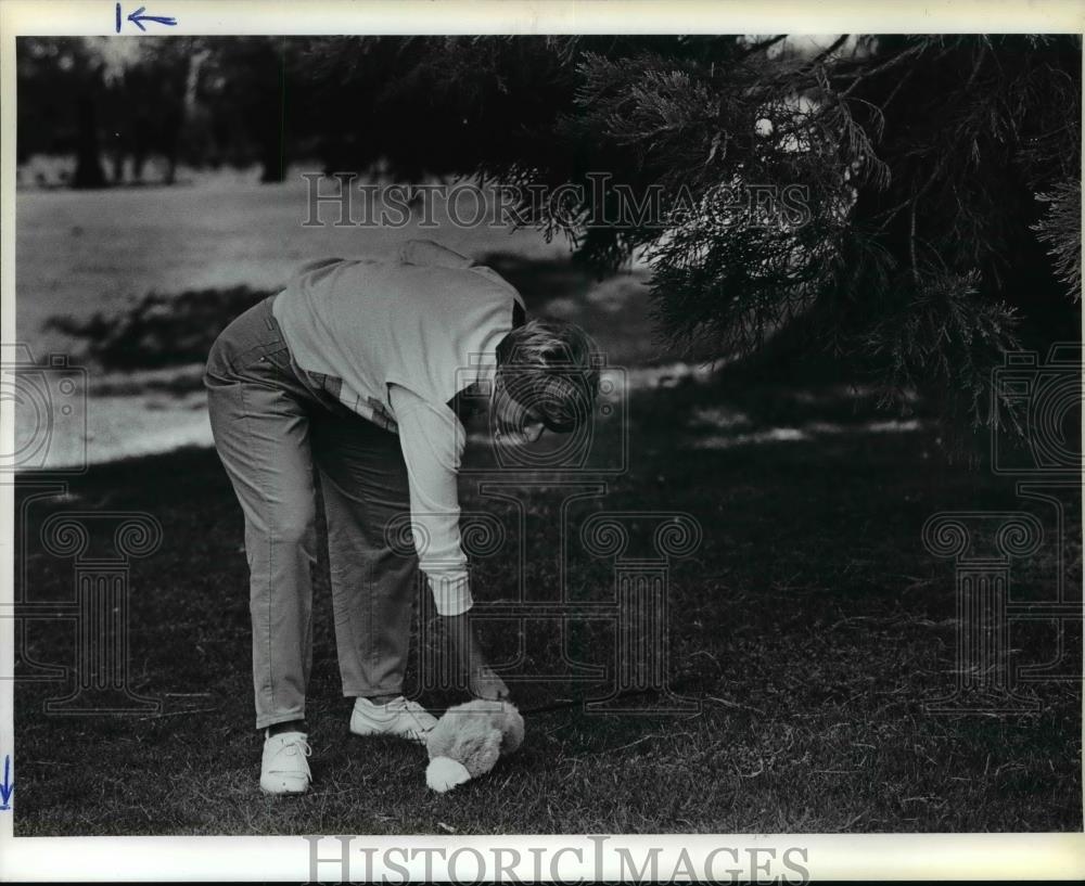 1983 Press Photo Donna Caponi&#39;s hooked drive on final hole stuck in tree limb. - Historic Images