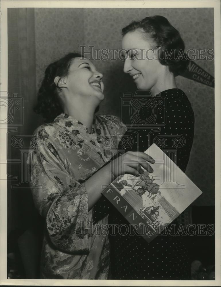 1937 Press Photo Elizabeth Whitney &amp; friend as she won a contest - net30784 - Historic Images