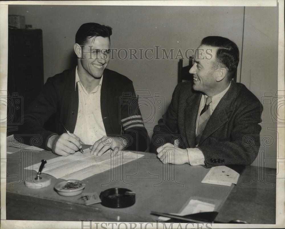 1948 Press Photo Bob Winslow &amp; Arnold Statz sign a contract - net31322 - Historic Images