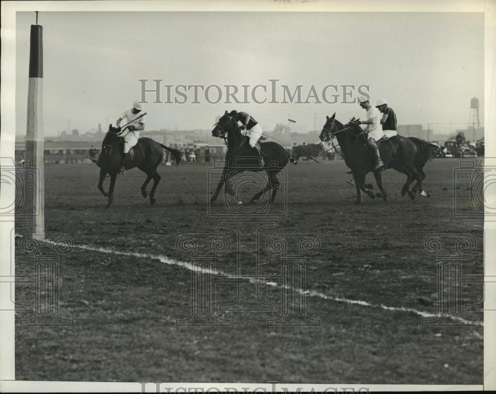 1932 Press Photo Polo action as opponents fight for control of the ball - Historic Images