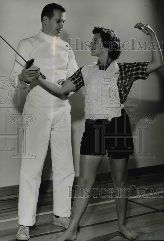 1959 Press Photo Sam Senior, who will start two fencing classes at the Downtown - Historic Images