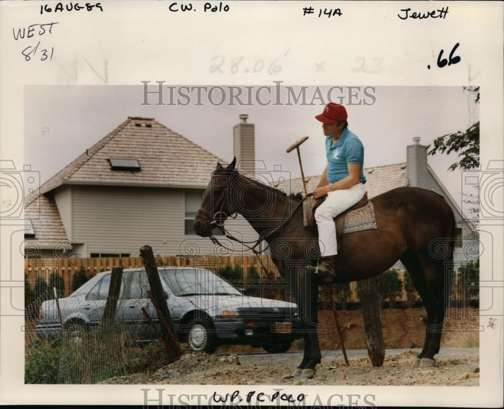 1989 Press Photo Man coaxes the reluctant horse at Tualatin,Oregon - orb97007 - Historic Images