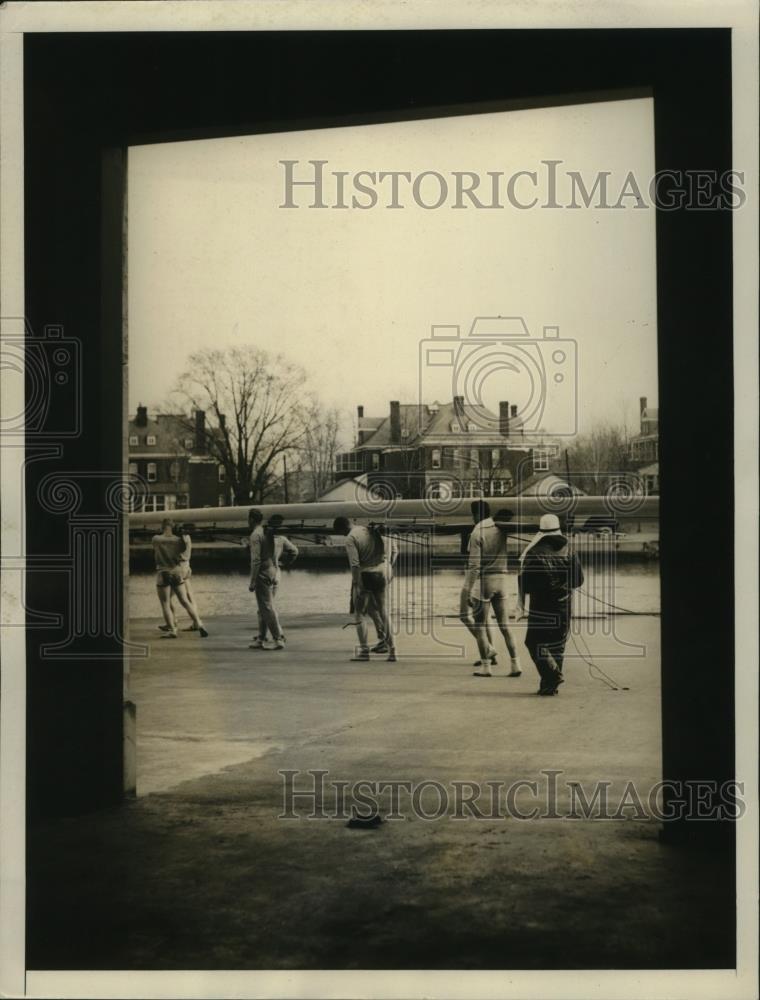 1938 Press Photo Navy vcrew rowers carry their shell to the Severn River - Historic Images