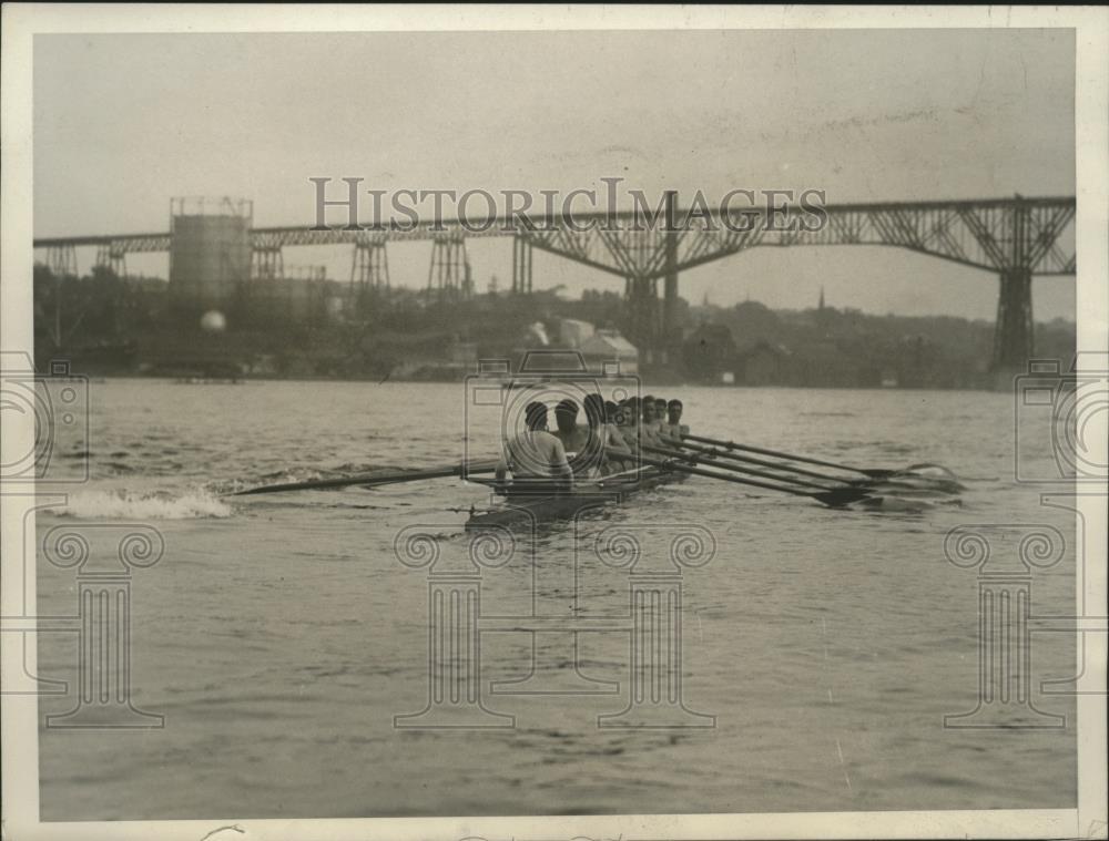 1930 Press Photo Syracuse varsity crew at practice on Hudson River - net32551 - Historic Images