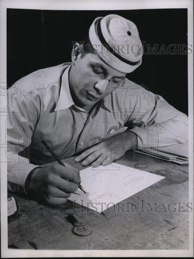 1945 Press Photo Indiana University fullback Pete Pihos studying Hoosier plays - Historic Images