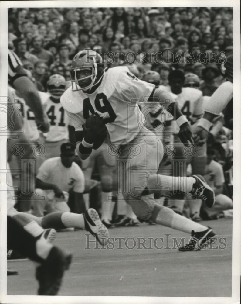 Press Photo Michigan football player Alan Walker in game action - net31785 - Historic Images