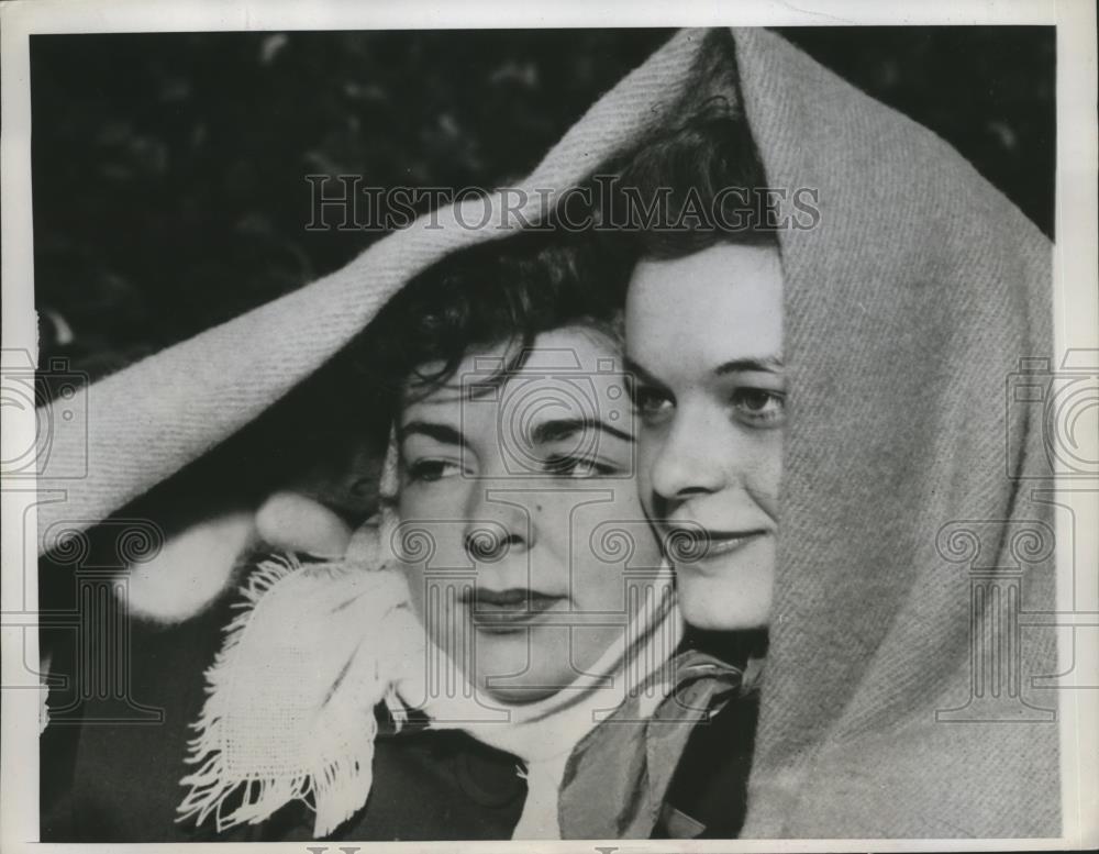 1947 Press Photo Dahl Decker and Dorothy Ludowese watch Minnesota-Purdue game - Historic Images