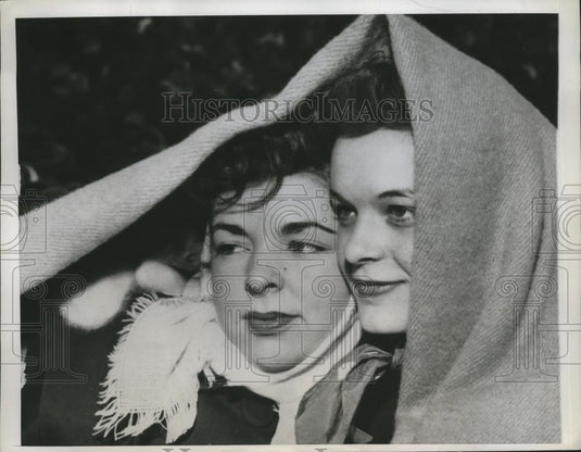 1947 Press Photo Dahl Decker and Dorothy Ludowese watch Minnesota-Purdue game - Historic Images