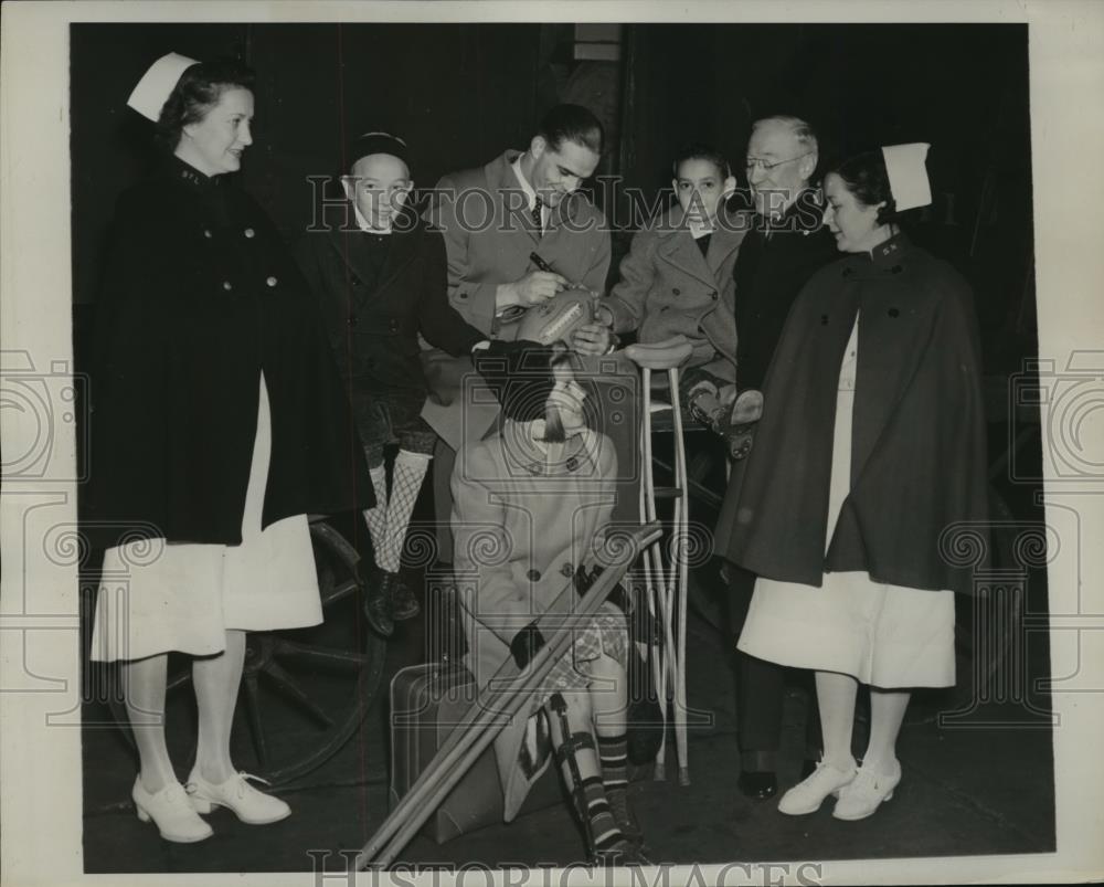 1940 Press Photo U of PA football Frank Reagan with Nurse Betty Harmon - Historic Images