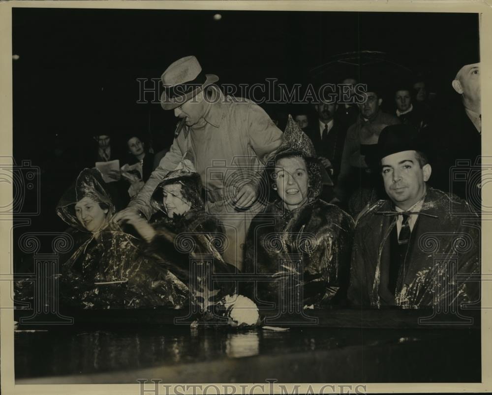 1937 Press Photo Fans in rain at Yankee Stadium for Army vs Notre Dame game - Historic Images