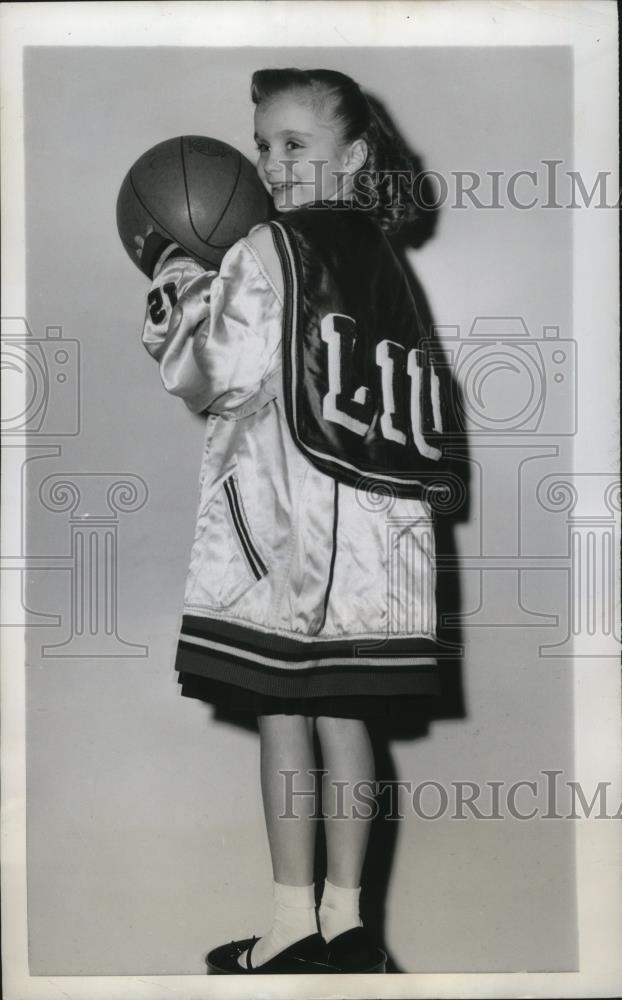 1958 Press Photo Patricia Sullivan, mascot for Long Island University basketball - Historic Images