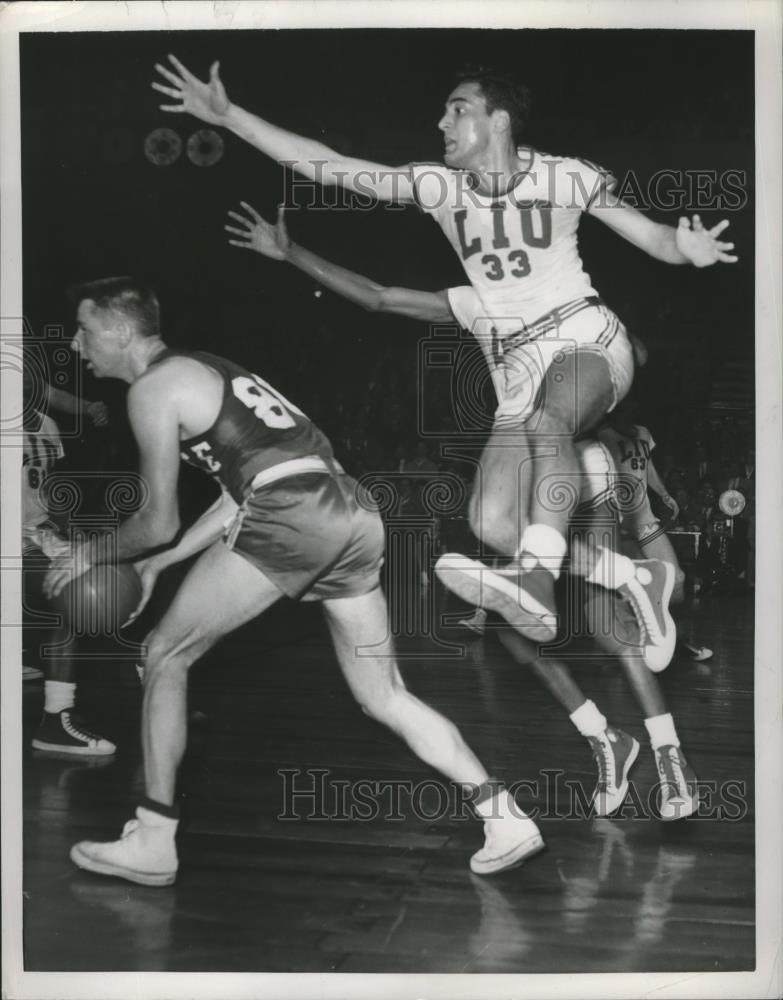 1951 Press Photo Dick Fuertafa leaps for the ball for Long Island University - Historic Images
