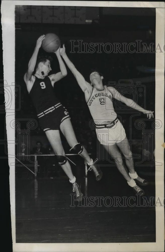 1945 Press Photo Paul Schmones of City College vs Reagan of St Joseph - Historic Images