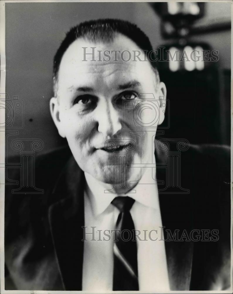 1968 Press Photo Dean Sempert Basketball Coach Lewis & Clark College - orc14359 - Historic Images