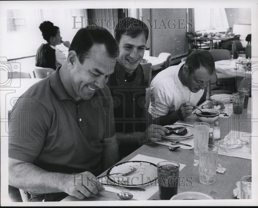 1966 Press Photo Cleveland Browns' Galen Fiss, Tom Hutchinson & Ross Fichtner - Historic Images
