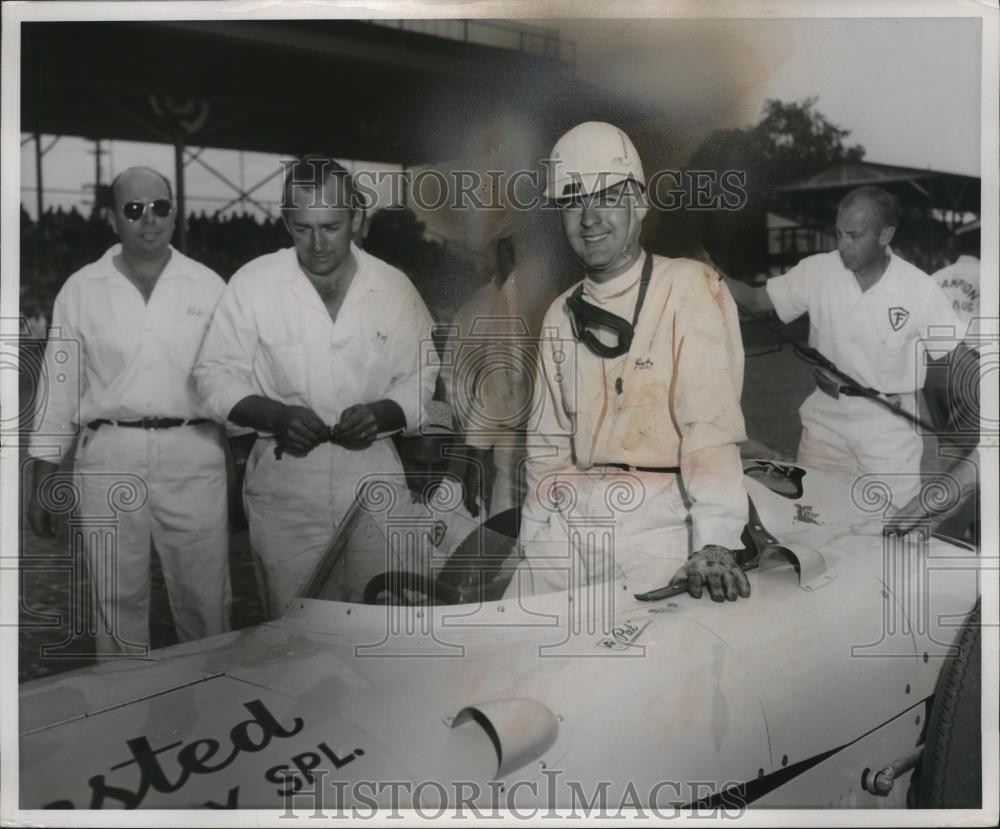 1958 Press Photo Race car driver Pat O&#39;Connor with his car &amp; team at track - Historic Images