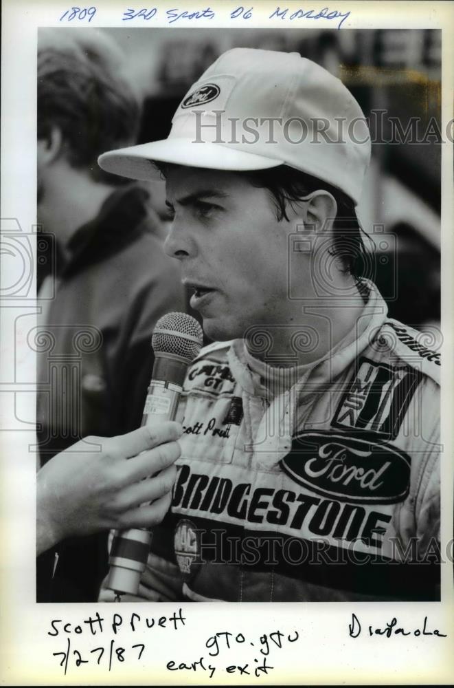 1987 Press Photo Scott Pruet are interviewed before a post race incident. - Historic Images