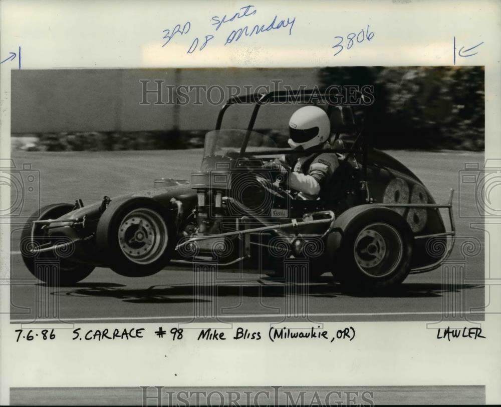 1986 Press Photo Mike Bliss of Milwaukie, whose racer encountered engine trouble - Historic Images