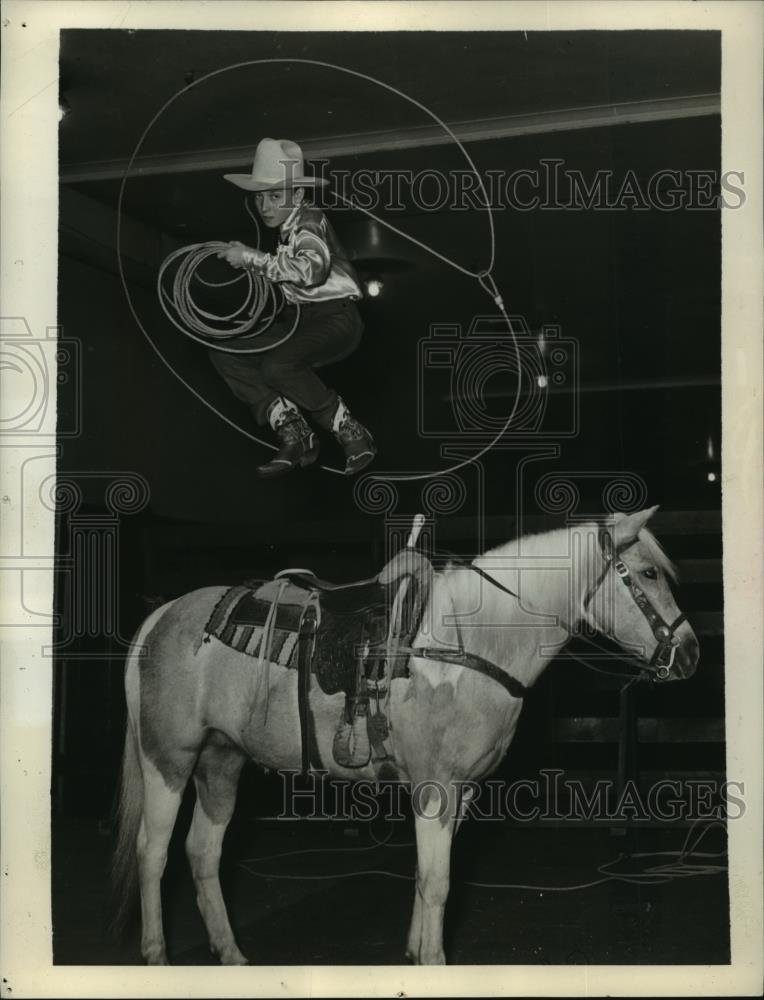 rodeo performer doing a rope trick Undated Vintage Press Photo Print ...