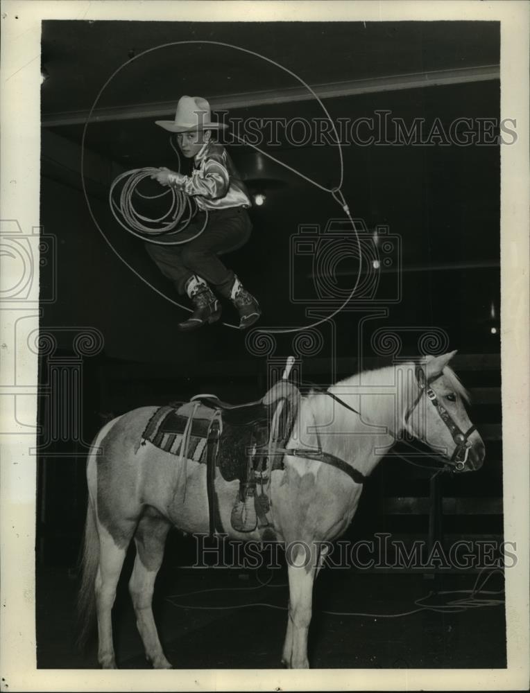 Press Photo rodeo performer doing a rope trick - net33565 - Historic Images