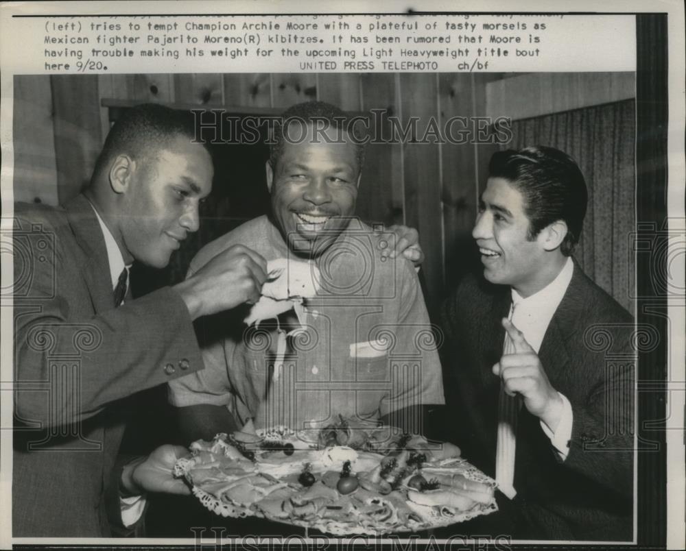 1957 Press Photo Boxer Archie Moore, Tony Anthony & Pajerito Moreno in LA - Historic Images